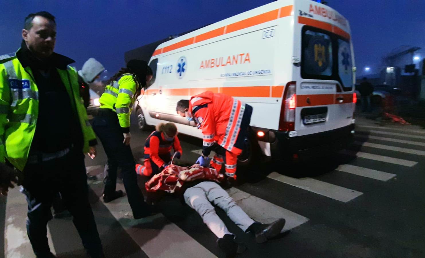 Un bărbat lovit pe trecerea de pietoni pe Pădurii – nevoit să aștepte peste 10 minute după ambulanță, întins pe caldarâm