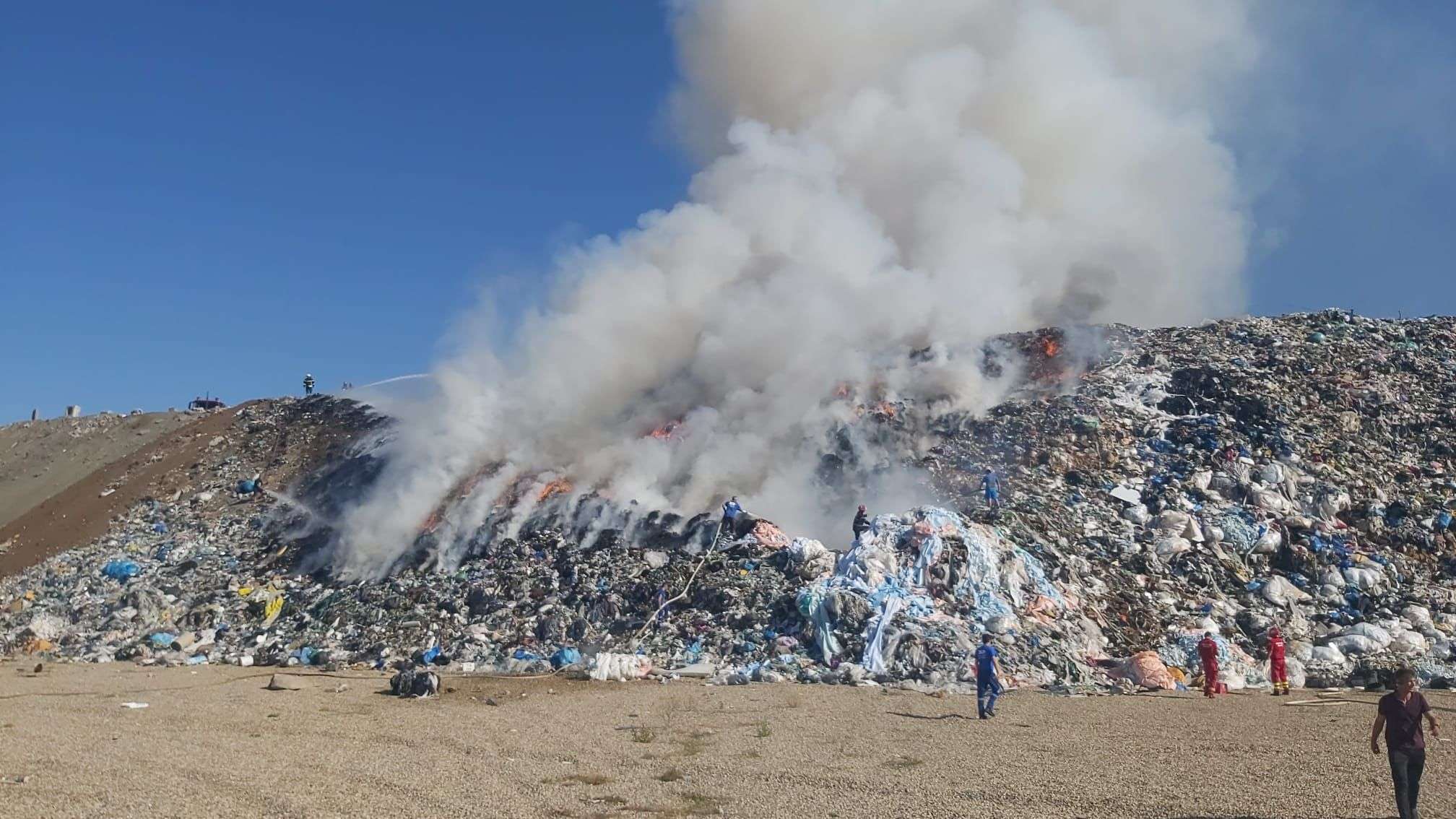 Un NOU INCENDIU la Groapa de gunoi a Aradului dă de lucru pompierilor și poluează atmosfera și mai grav